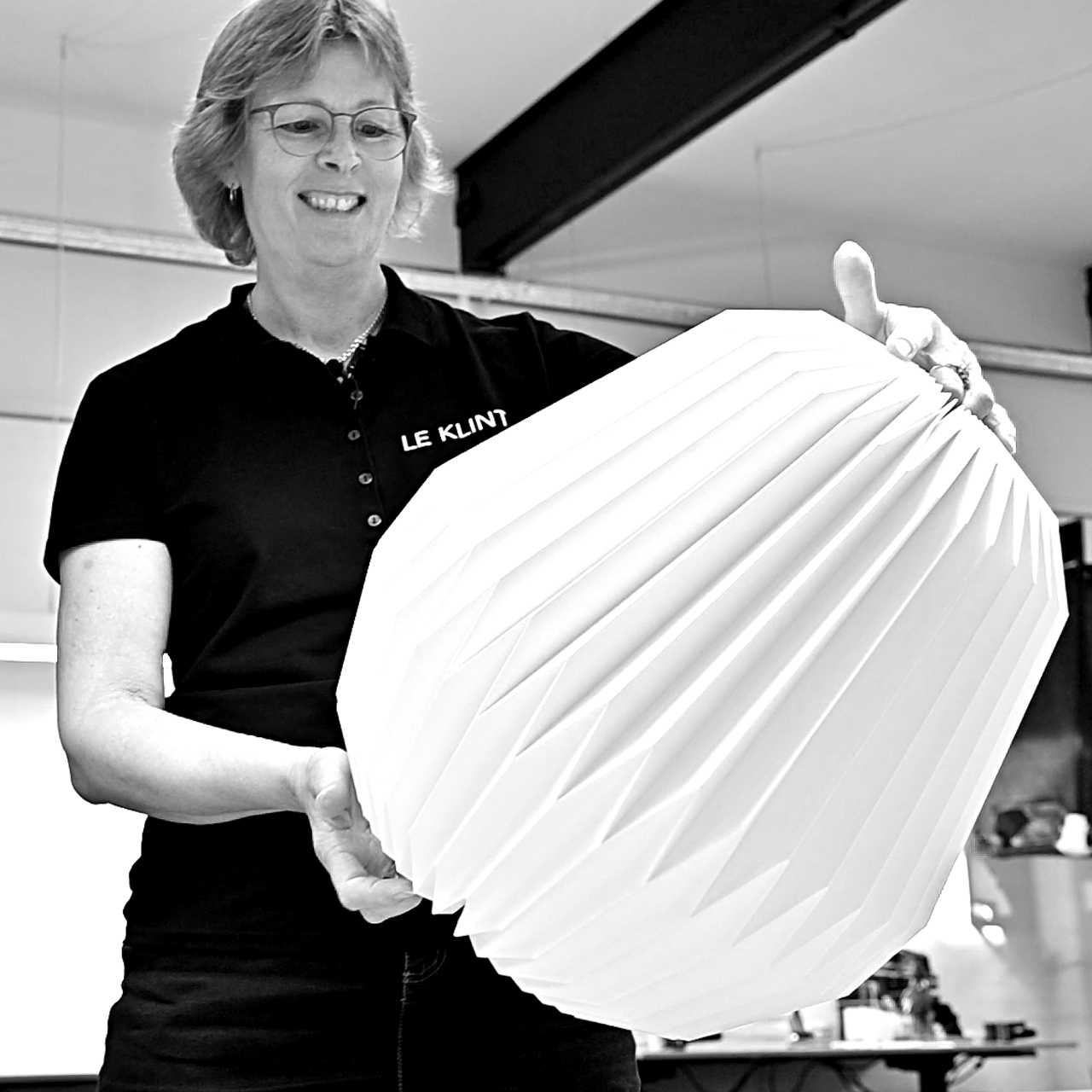 Kvalitets kontrol af lampe fortages af medarbejde på Le Klint fabrik i Odense